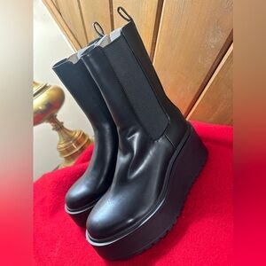 Pull&Bear boots a Zara company. This boots are size 6 NEW asking $55 or best!